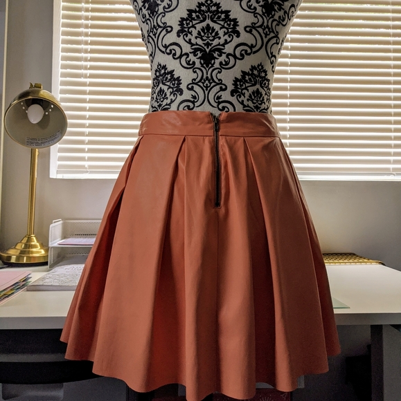 Super cute vegan leather skirt in XS! EUC - Picture 2 of 5